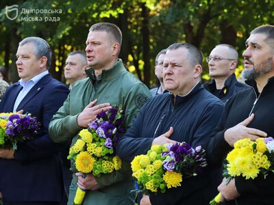 Мер Філатов і керівник ДніпроОВА Ганжа віддали шану полеглим оборонцям у День захисників