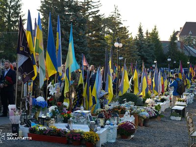 В Ужгороді вшанували полеглих Героїв: рятувальники отримали відзнаки за щоденну службу