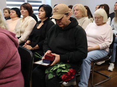 На Рівненщині родинам загиблих захисників передали державні та відомчі нагороди