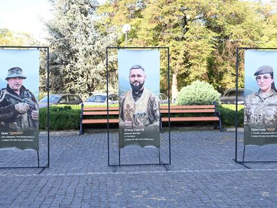 Обличчя Героїв і технології війни: у центрі Ужгорода відкрили дві виставки, присвячені захисникам Закарпаття