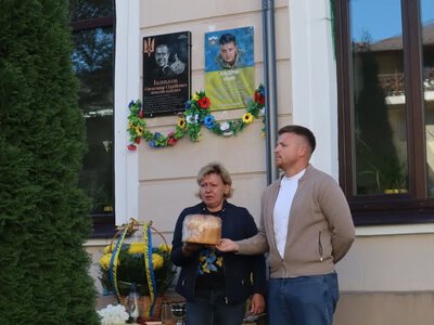 У Коломиї на фасаді ліцею №1 відкрили меморіальну дошку захиснику Андрію Ілику