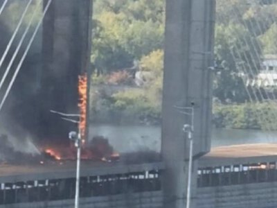 Два дрони уразили Південний міст у Києві, рух транспорту зупинили
