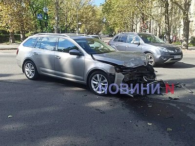 Потрійна ДТП у центрі Миколаєва: постраждала водійка, утворився затор