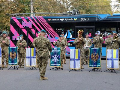 У Миколаєві зупинки громадського транспорту перетворилися на концертні майданчики