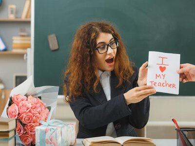 Чи варто щось дарувати на День вчителя: оригінальні ідеї, як привітати педагогів
