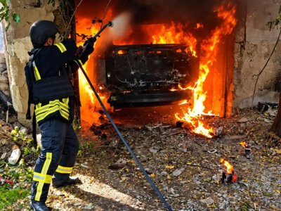 Російський дрон спричинив пожежу в Херсоні: рятувальники ліквідували загоряння