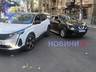 У центрі Миколаєва зіткнулися «Нісан» та «Пежо»: утворився затор