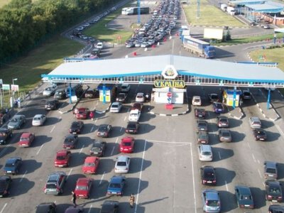 Польський кордон фактично зупинився: на пунктах пропуску зафіксували багатогодинні черги
