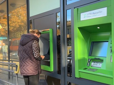 Клієнтка ПриватБанку заявила про зникнення 10 тисяч грн у банкоматі: банк не знайшов помилки