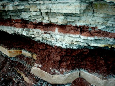Вчені знайшли, де Земля може ховати воду мільярди років: мінерали витримують пекельні умови
