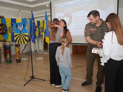 Срібний символ батьківської любові: У Байковецькій громаді дітям полеглих Героїв вручили обереги «Батьківське серце»