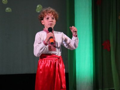 Бджоли, кум і медогонка: юний смілянин Олексій Кашніков захопив черкаських глядачів дорослою гуморескою