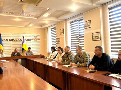 Підтримка родин Героїв: у Хустській міській раді провели зустріч із сім'ями загиблих Захисників