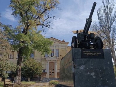  У Херсоні через обстріл пошкоджений пам’ятник поблизу краєзнавчого музею 