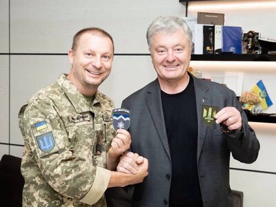 Від голови ОДА до капітана ЗСУ: Петро Порошенко привітав Степана Барну з черговим званням