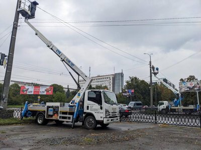 У Рівному комунальники очистили від реклами 20 опор