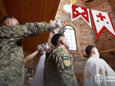 Під шаблями козацької варти: на Хортиці в Запоріжжі обвінчалися двоє українських військових (фото, відео)