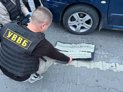 Посадовець прикордонної служби взяв 7 тисяч доларів за переведення із зони активних бойових дій на Захід
