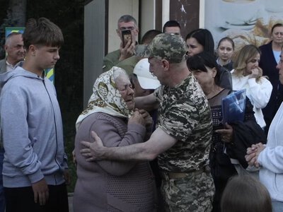 У Тлумачі звільнений з полону захисник Ігор Стельмащук зняв свій банер з Алеї віри та надії