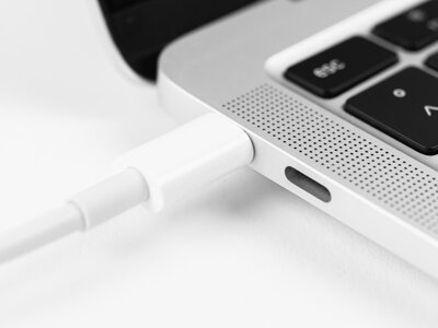 Чи можна зарядити ноутбук зарядкою від телефона: коротке пояснення