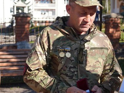 Незламність духу та відданість Україні: захисник із Міжгір'я Володимир Вакаров отримав нагороду від Міноборони