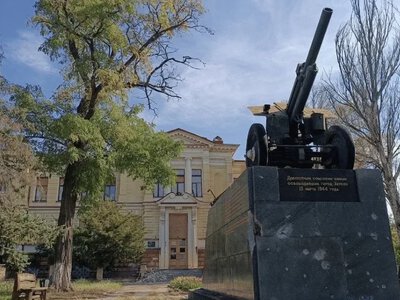 У Херсоні обстрілом пошкоджено гаубицю біля краєзнавчого музею