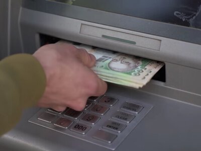 Виплати пенсій у жовтні зміняться: хто більше не отримає гроші на картку