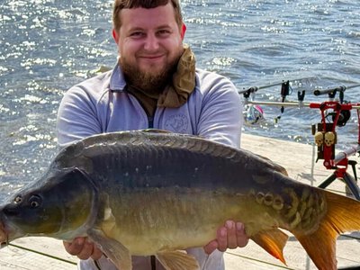 Короп-гігант попався рибалкам на Волині: вага трофея перевищила 16 кілограмів