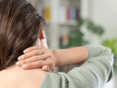 Чому після сну болить шия та як зменшити дискомфорт