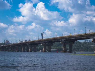 У столиці через нічні атаки перекрито рух мостами, змінено маршрути транспорту