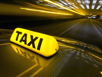 Таксисти у Києві «задрали» ціни через перекриття мостів: вартість поїздок сягає тисячі гривень