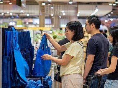 У Сінгапурі знову продають Universal Bag Ані Хіндмарч — Channel NewsAsia