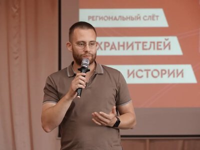 Керівник «Руху перших», проти якого Британія запровадила санкції, відвідав школу мистецтв Нової Каховки