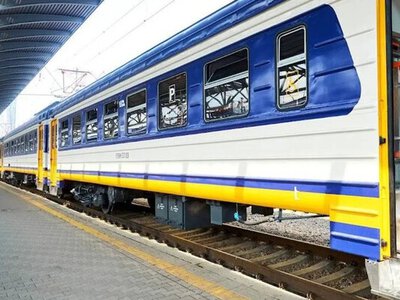 Кільцева електричка у Києві почала курсувати між берегами за повним маршрутом попри атаку