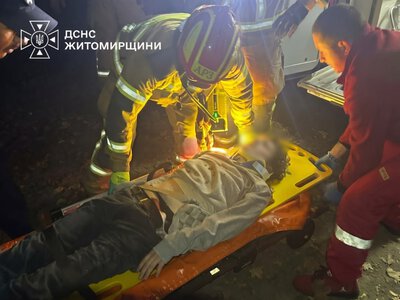 Рятувальники надали допомогу 18-річному хлопцю, який упав з пішохідного мосту у Житомирі з висоти близько 10 метрів