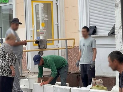Впритул до головного фасаду Житнього ринку почали зводити точку для продажу вуличної їжі