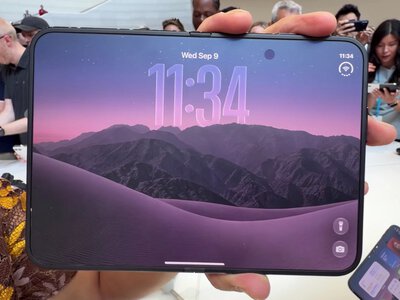 У iPhone Duo можна зняти та замінити матовий захисний шар, якщо складка стане видимою