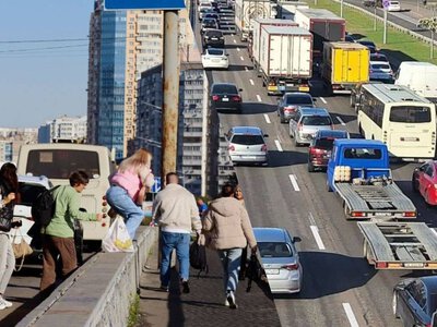 У Києві – транспортний колапс через ситуацію з мостами: люди змушені йти пішки