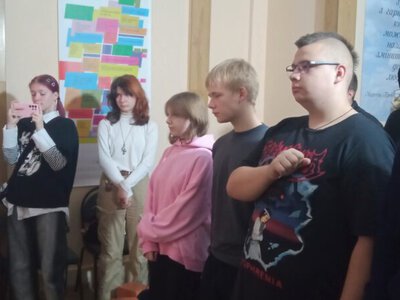 «Сила нескорених»: у Шосткинській бібліотеці молодь говорила про тих, хто захищає Україну