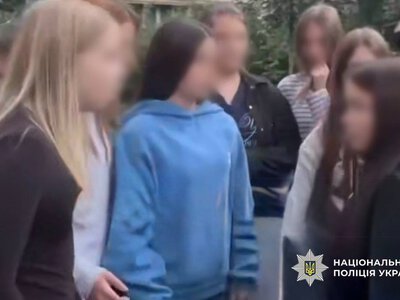 Знущання потрапили на відео: у Голосіївському районі троє школярок побили 15-річну дівчину