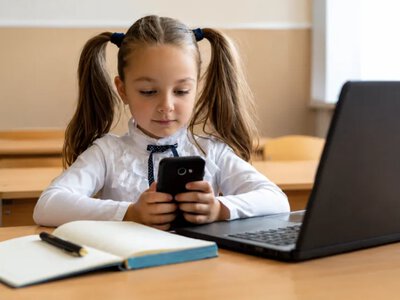 У школах Львівщини змінять правила користування смартфонами