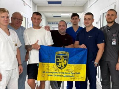 Військові 68-ї бригади подякували медикам Володимирського ТМО іменним прапором