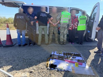 У «швидкій» намагалися незаконно перевезти двох чоловіків до кордону та зброю