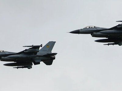 Половина F-16 України — на ремонті в ЄС: Зеленський розкрив проблеми ППО