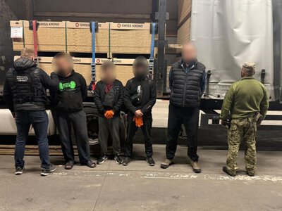Сховав трьох чоловіків серед пиломатеріалів: на Буковині прикордонники викрили спробу незаконної втечі з країни