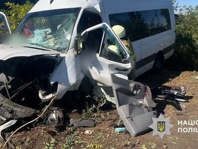 На трасі Київ – Одеса мікроавтобус влетів у бетонний блок: одна людина загинула, семеро у лікарні