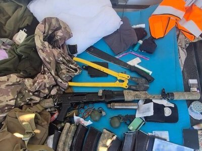 Під виглядом «швидкої» їхали до кордону: на Закарпатті у машині швидкої знайшли автомат, гранати та понад 300 набоїв