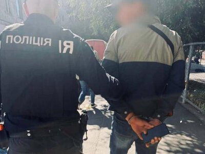 На території одного з ліцеїв у Рівному патрульні затримали нетверезого чоловіка з ножем