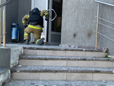 У Миколаєві ворожий дрон пошкодив відділення Укрпошти: є поранений
