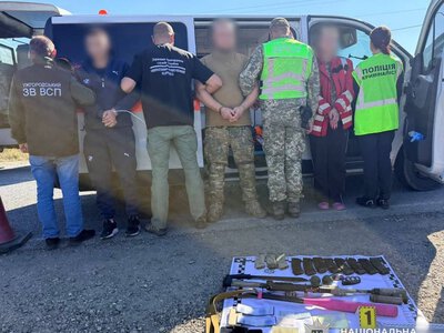 На Закарпатті двоє дезертирів ховалися у «швидкій» під ковдрою: в авто знайшли автомат і гранати